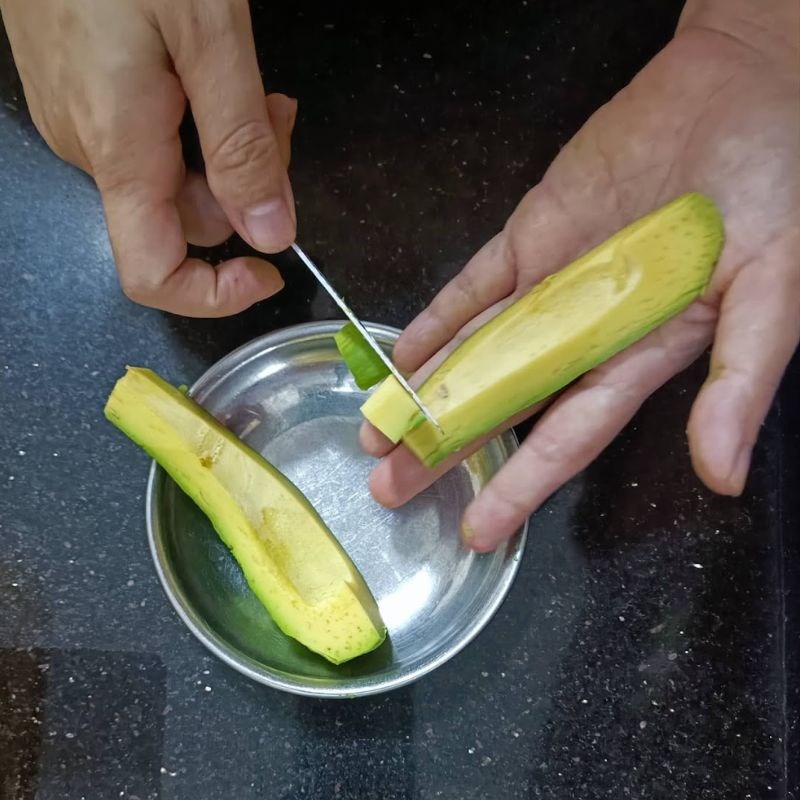 Bước 2 Cắt bơ Trà sữa bơ