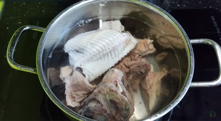 Bước 1 Nấu nước hầm xương Bún cá Hà Nội