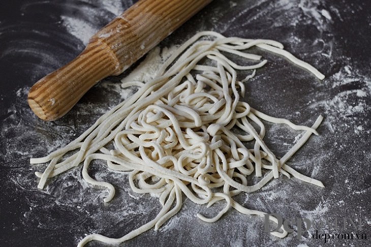 Bước 2 Cắt sợi mì Sợi mì udon
