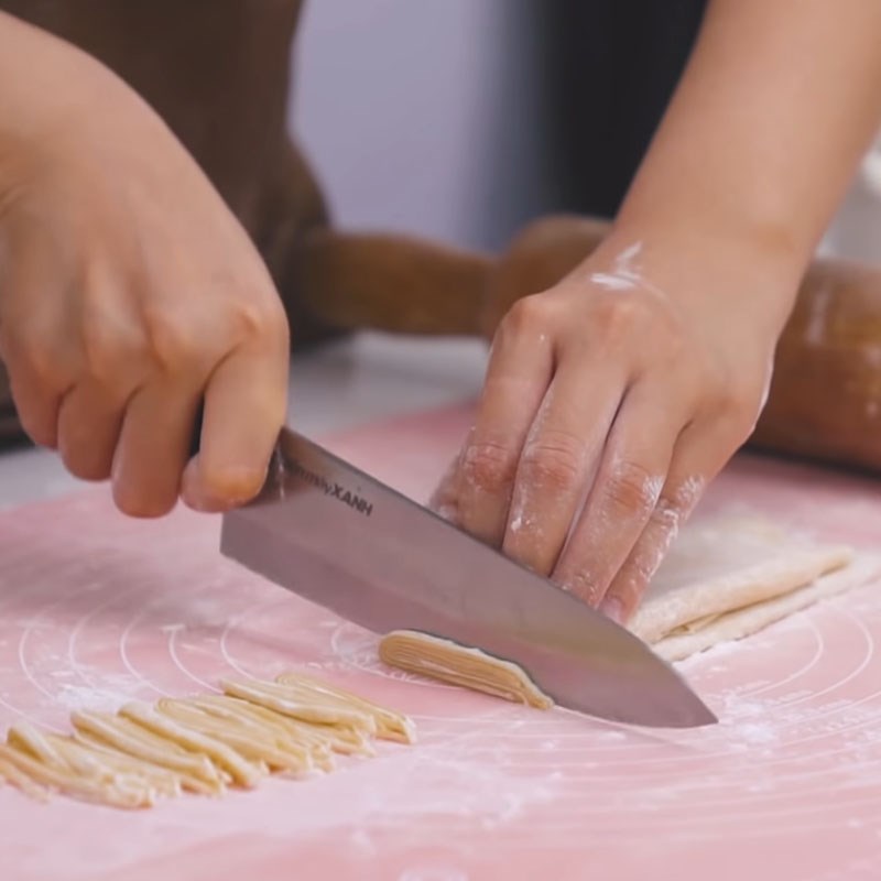 Bước 6 Cắt và trụng mì Mì Ý gà giòn sốt kem
