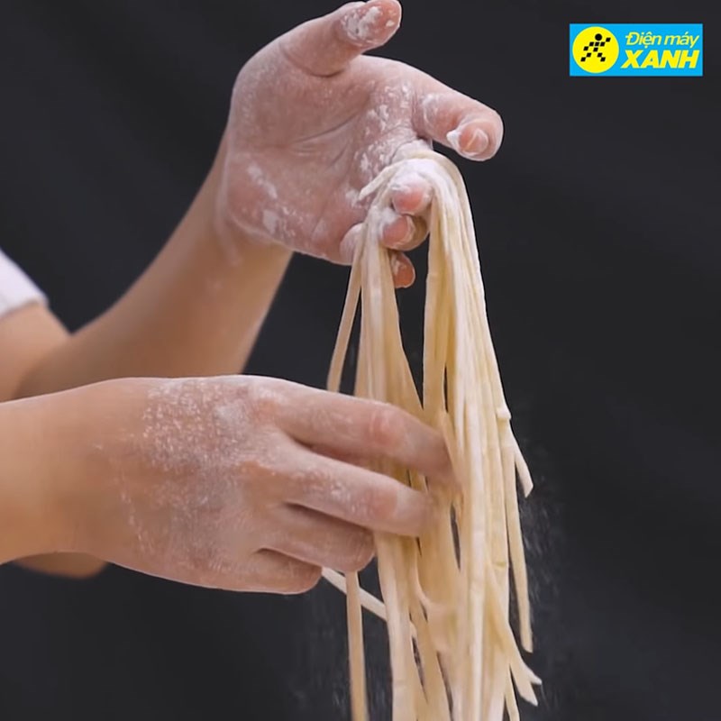 Bước 6 Cắt và trụng mì Mì Ý gà giòn sốt kem