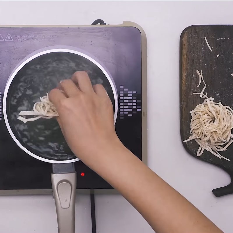 Bước 6 Cắt và trụng mì Mì Ý gà giòn sốt kem