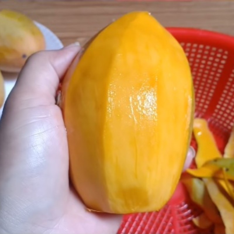 Bước 1 Cắt xoài Kem xoài túi