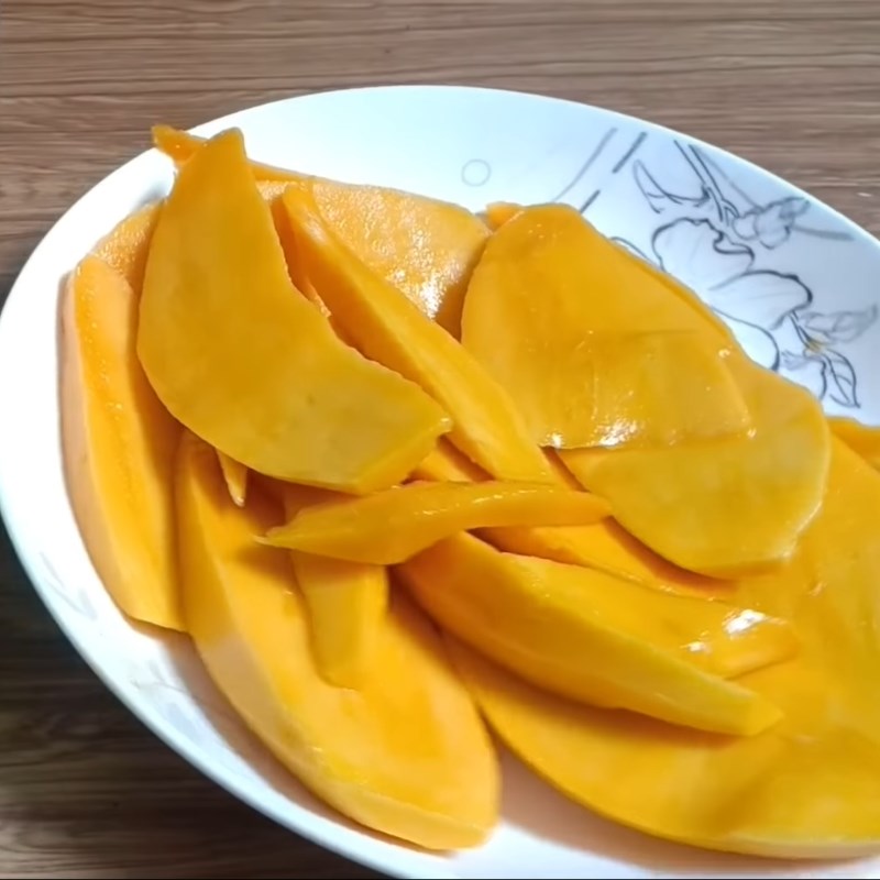 Bước 1 Cắt xoài Kem xoài túi