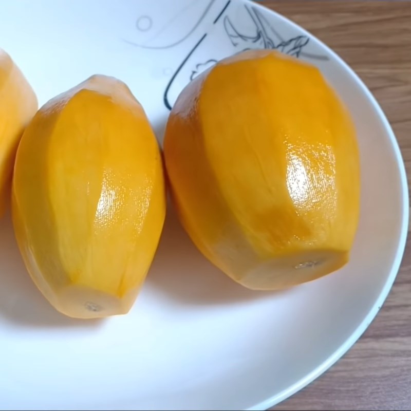 Bước 1 Cắt xoài Kem xoài túi