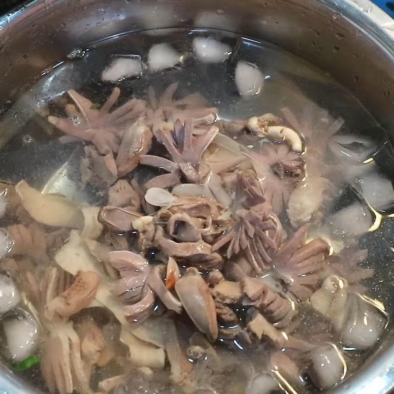 Bước 3 Chần lòng vịt Lòng vịt xào mướp hương, rau rút