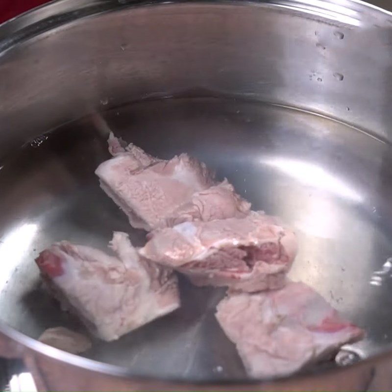 Bước 4 Chần xương và rửa xương lần 2 Nước dùng xương heo