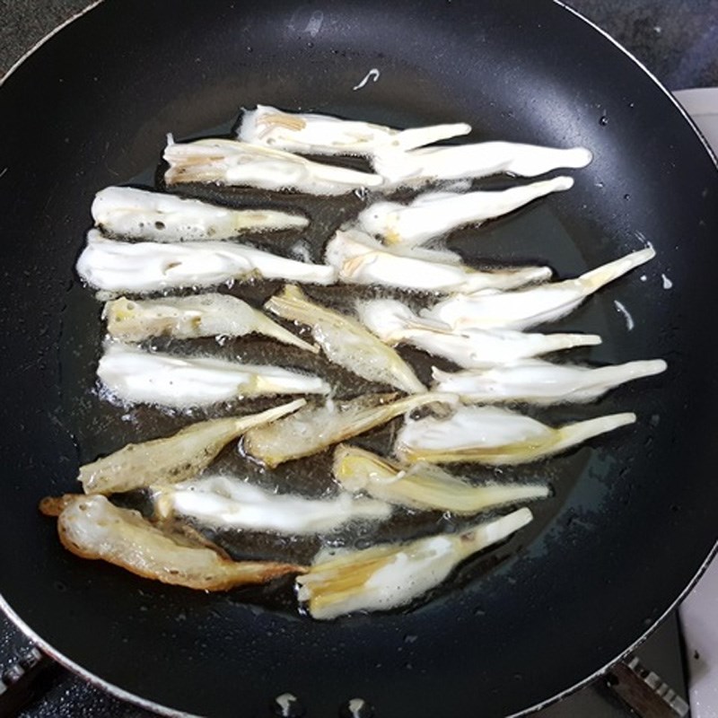 Bước 3 Chiên cá Cá cơm chay