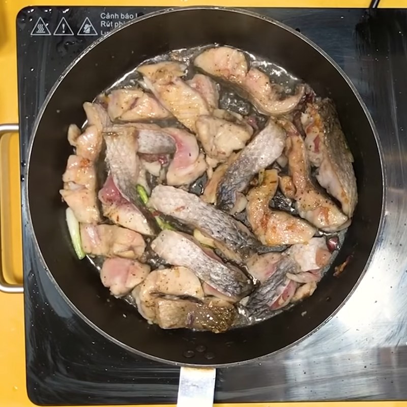 Bước 4 Chiên cá lóc Bánh canh cá lóc rau củ