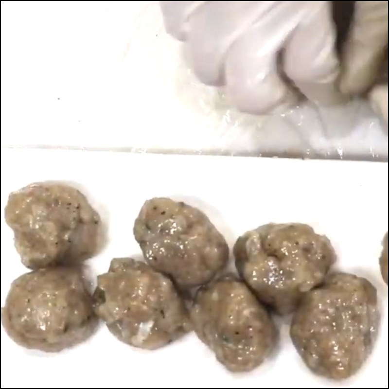 Bước 4 Chiên chả Bún chả cá hồi
