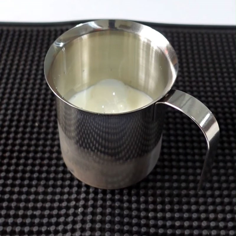 Bước 2 Đánh bông sữa tươi Trà sữa gạo rang hoa đậu biếc