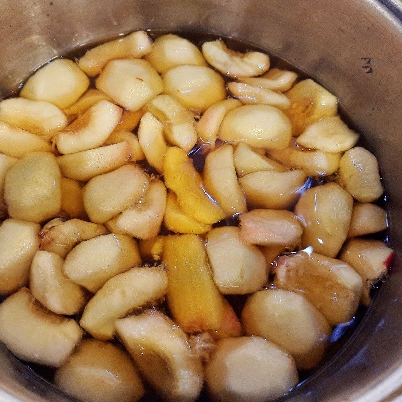 Bước 3 Nấu đào và nước đường Đào ngâm (công thức được chia sẻ từ người dùng)