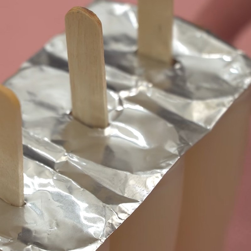 Bước 3 Đổ khuôn, đông lạnh Kem vani phủ socola