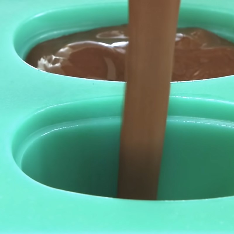 Bước 3 Đổ khuôn và làm đông Kem socola phủ socola vỏ giòn