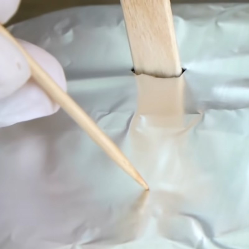 Bước 3 Đổ khuôn và làm đông Kem socola phủ socola vỏ giòn