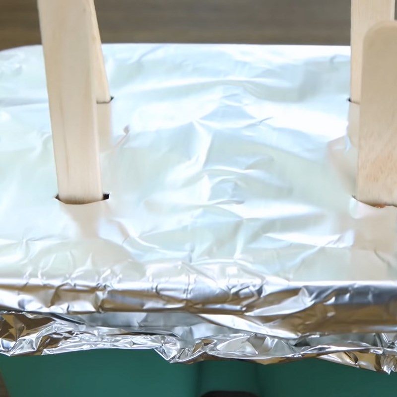 Bước 3 Đổ khuôn và làm đông Kem socola phủ socola vỏ giòn
