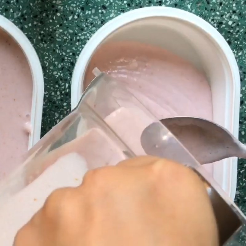 Bước 3 Đổ khuôn và làm lạnh Kem dừa sáp