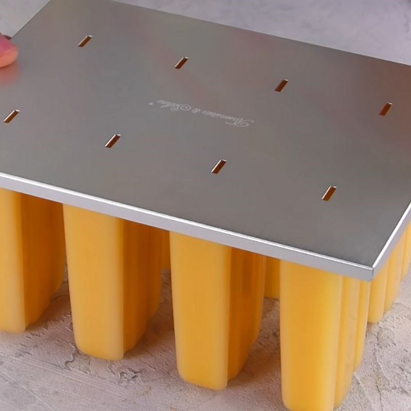 Bước 3 Đổ khuôn và làm lạnh Kem xoài que cốt dừa