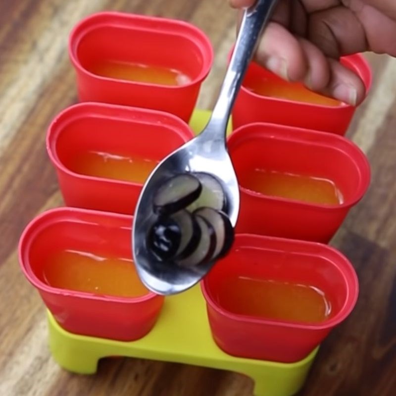 Bước 2 Đổ khuôn và làm lạnh Kem xoài que nho