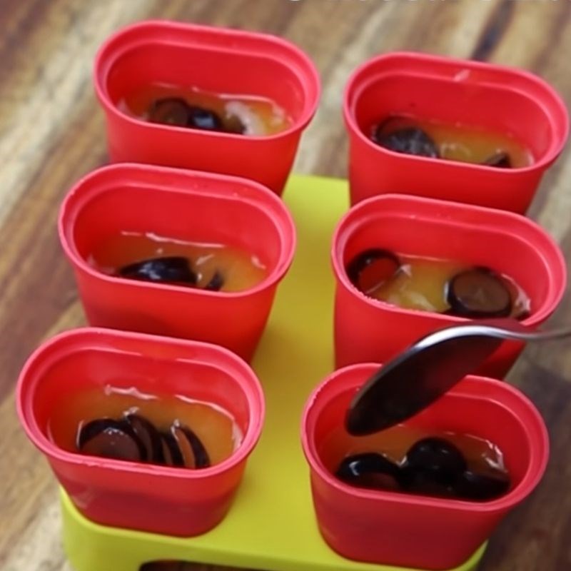 Bước 2 Đổ khuôn và làm lạnh Kem xoài que nho
