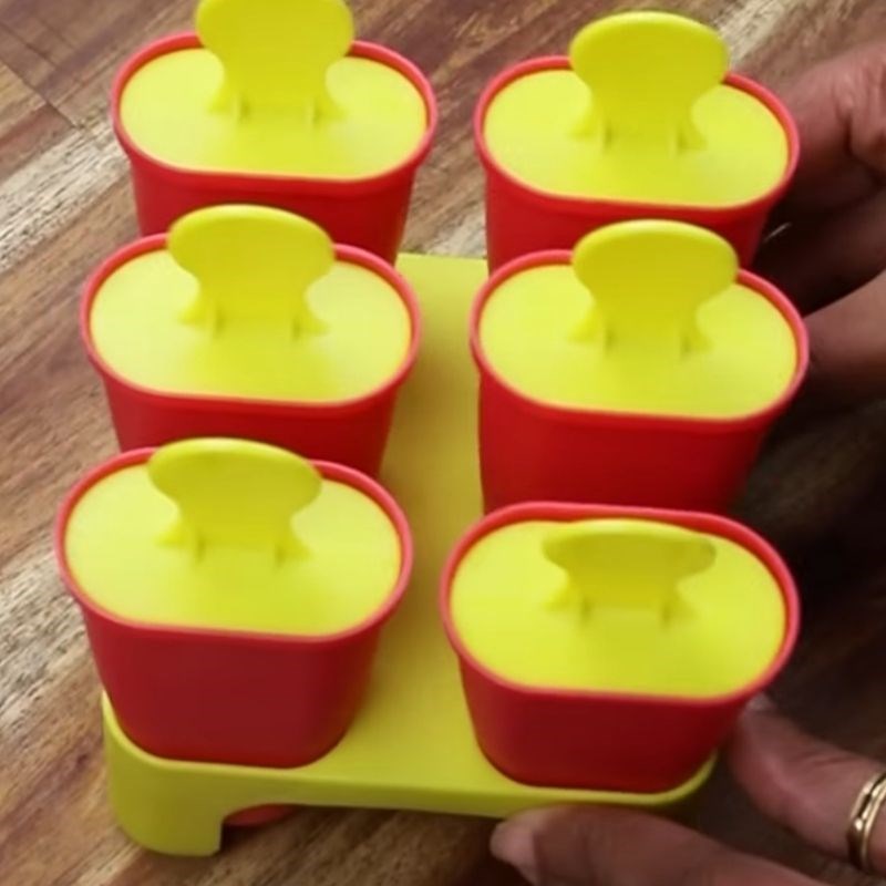 Bước 2 Đổ khuôn và làm lạnh Kem xoài que nho