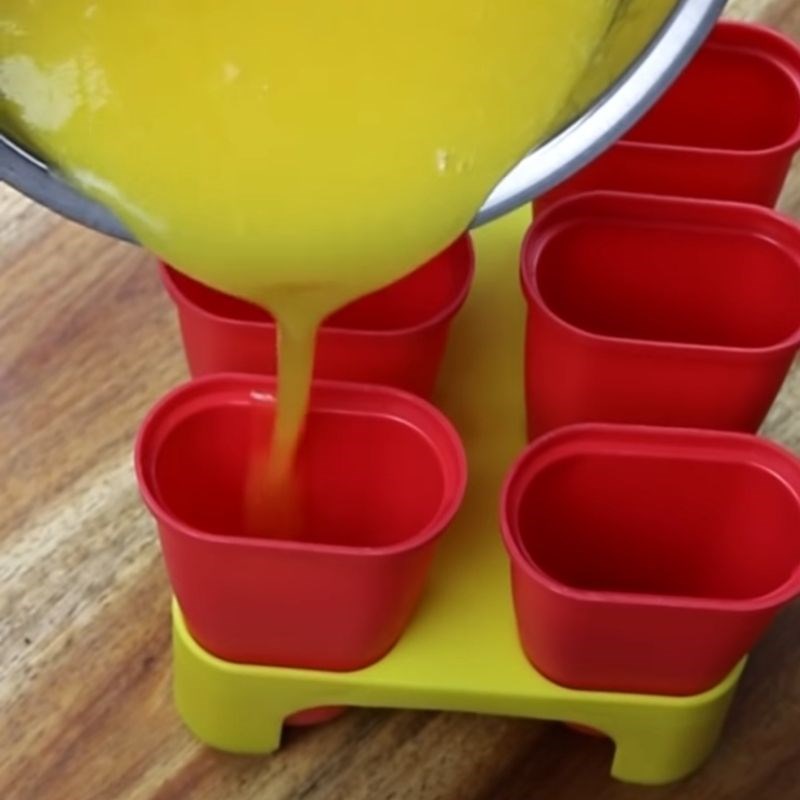 Bước 2 Đổ khuôn và làm lạnh Kem xoài que nho