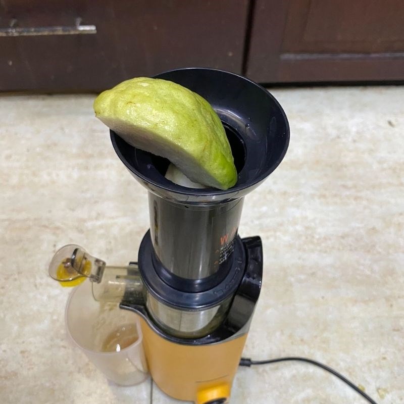 Bước 2 Ép cóc và ổi Nước ép cóc ổi