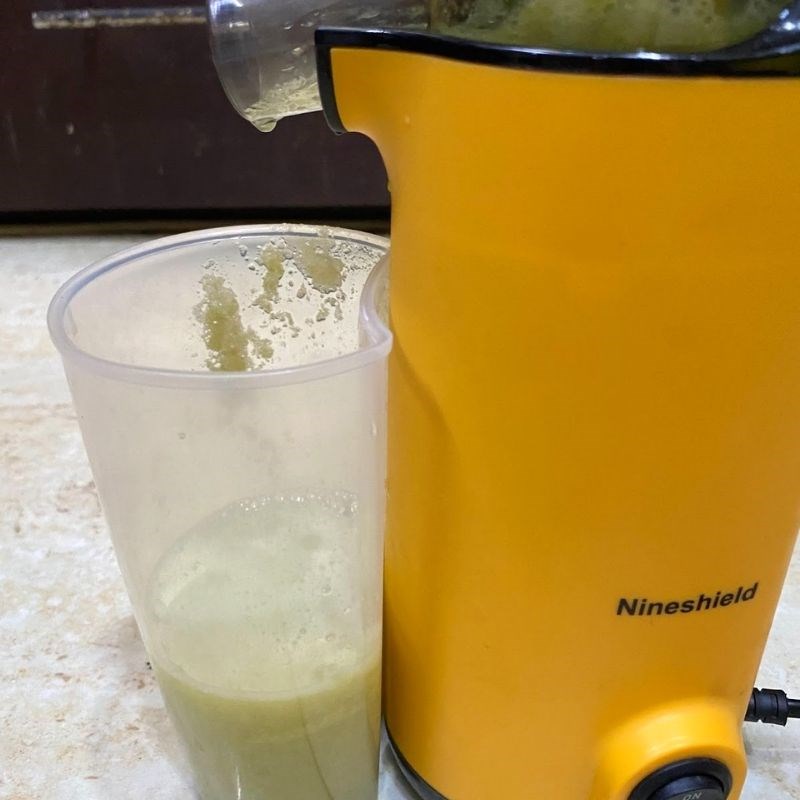 Bước 2 Ép cóc và ổi Nước ép cóc ổi