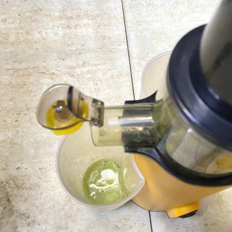 Bước 2 Ép cóc và sơ ri Nước ép cóc sơ ri