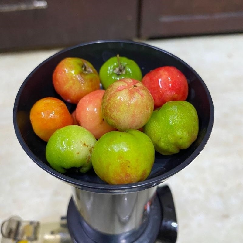 Bước 2 Ép cóc và sơ ri Nước ép cóc sơ ri