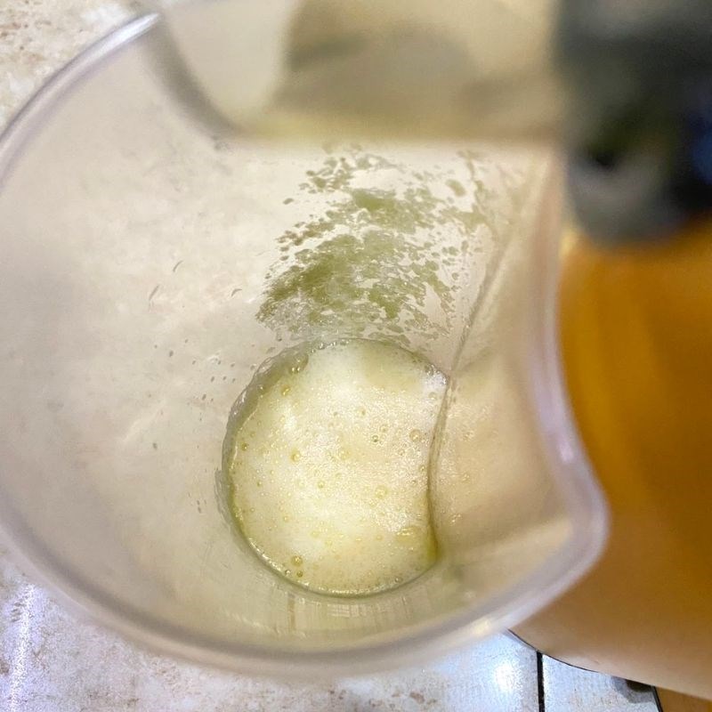 Bước 2 Ép cóc và táo Nước ép cóc táo