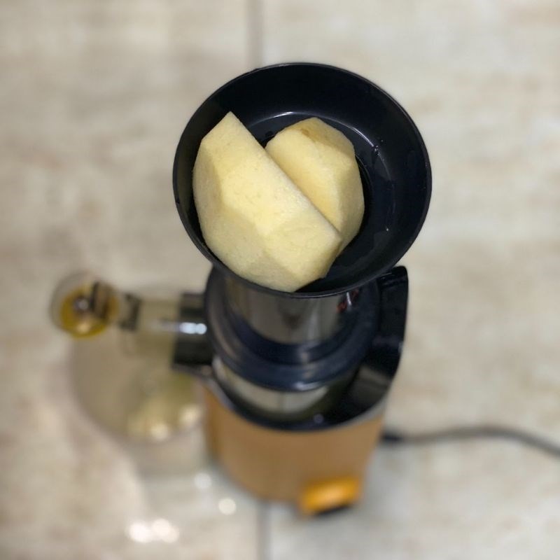 Bước 2 Ép cóc và táo Nước ép cóc táo