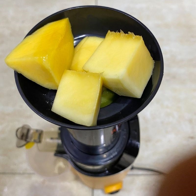 Bước 2 Ép cóc và xoài Nước ép cóc xoài