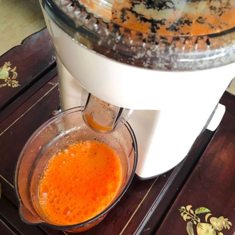 Bước 2 Ép ổi và cà rốt Nước ép ổi cà rốt