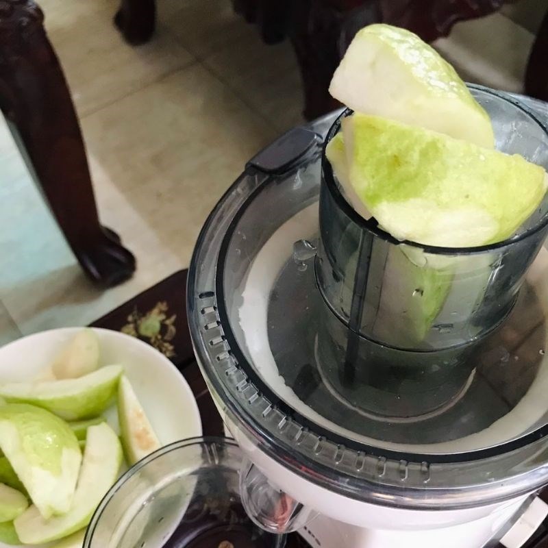 Bước 2 Ép ổi và cà rốt Nước ép ổi cà rốt