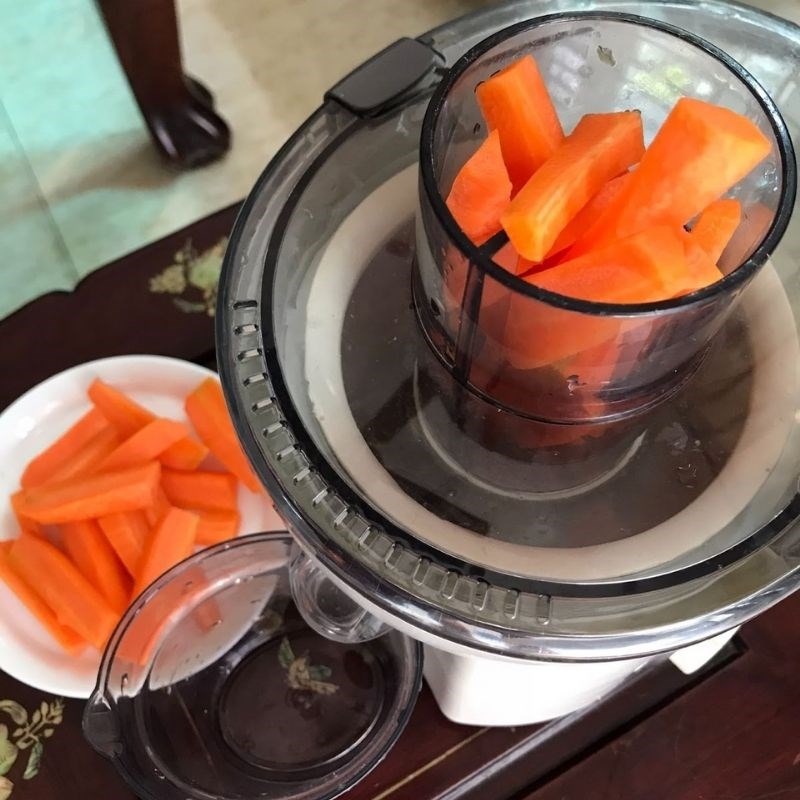Bước 2 Ép ổi và cà rốt Nước ép ổi cà rốt