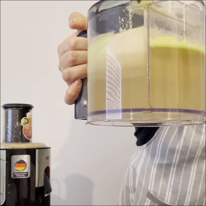 Bước 2 Ép trái cây Nước ép táo lê
