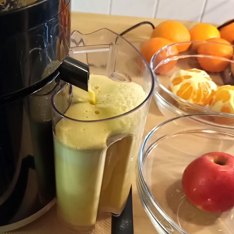 Bước 2 Ép trái cây Nước ép táo cam