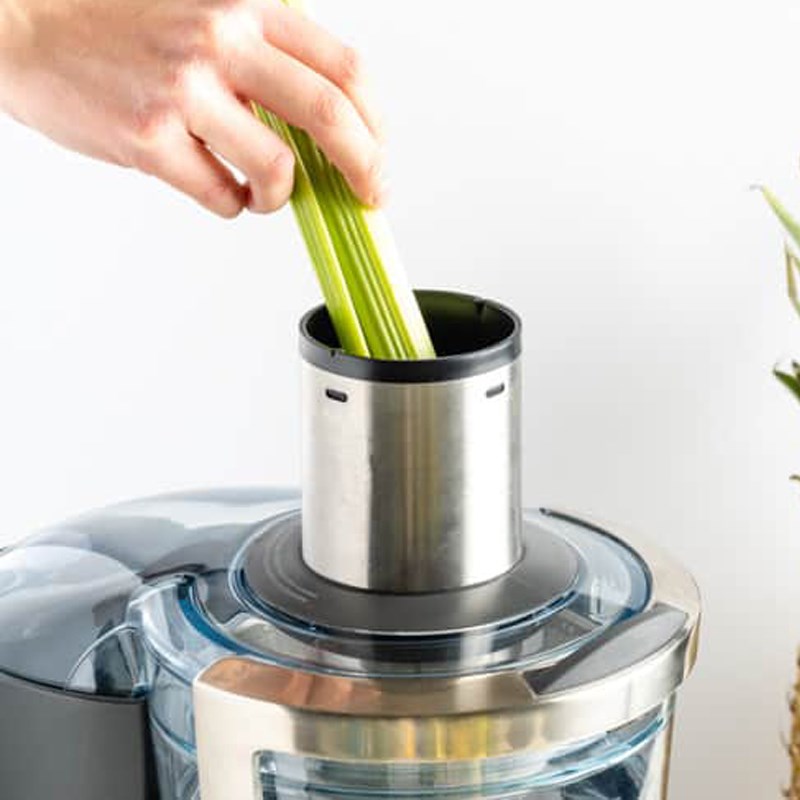 Bước 2 Ép trái cây Nước ép táo thơm dưa leo