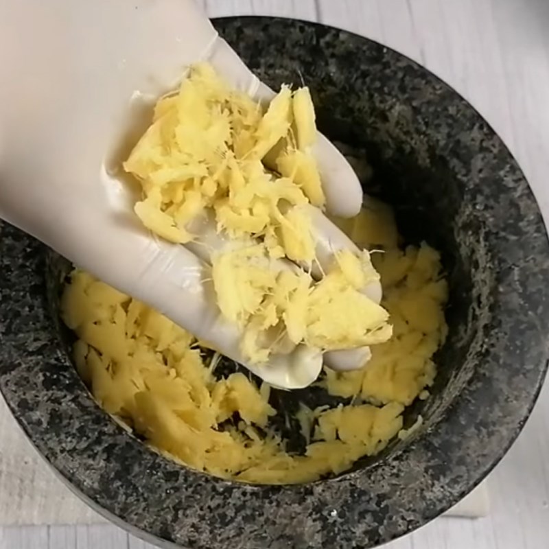 Bước 2 Giã nhuyễn và nấu nước gừng Nước ép dứa chanh gừng