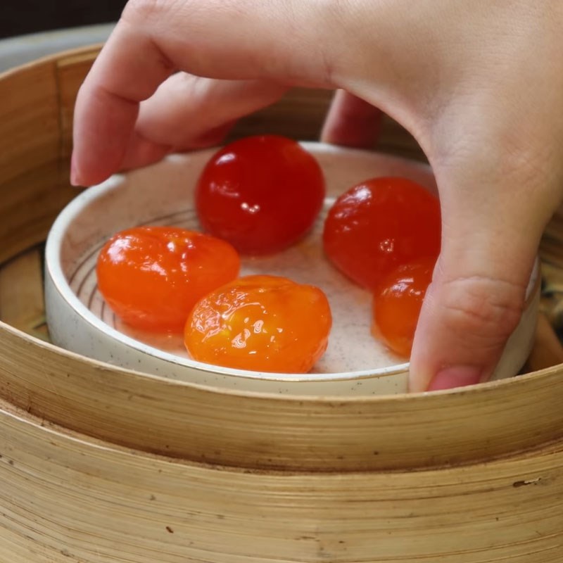 Bước 2 Sơ chế trứng muối Gỏi rau câu trứng muối