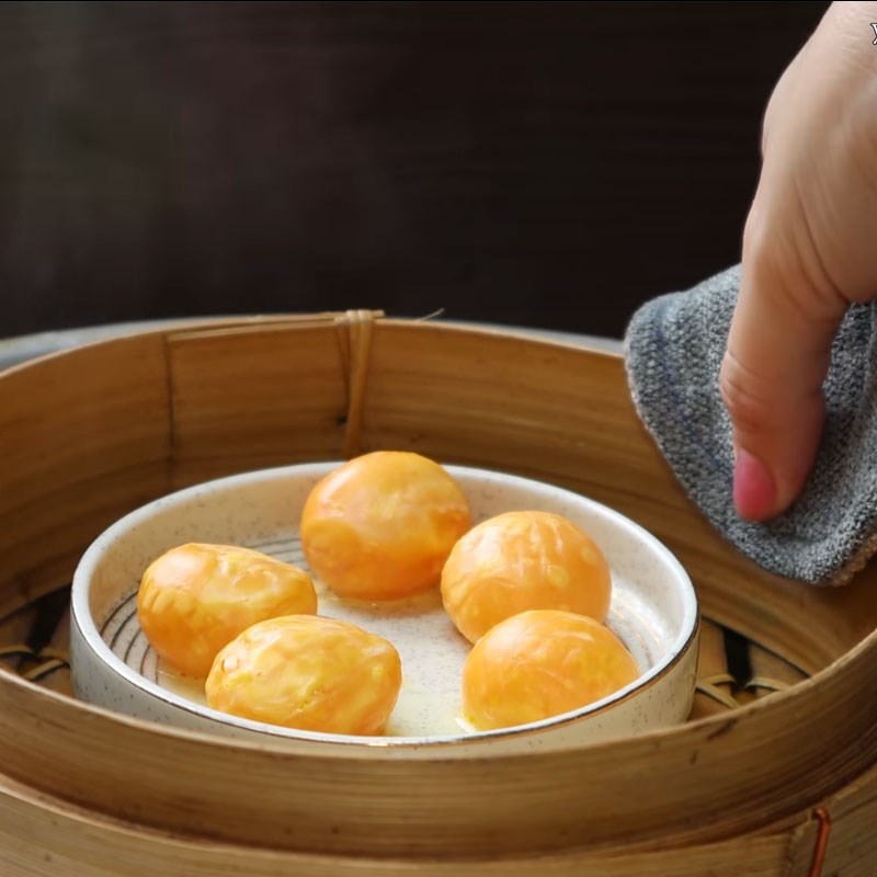 Bước 2 Sơ chế trứng muối Gỏi rau câu trứng muối