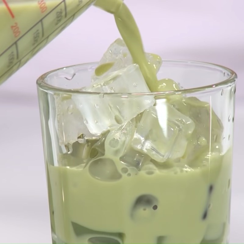 Bước 3 Hoàn thành Trà sữa gạo rang thạch matcha