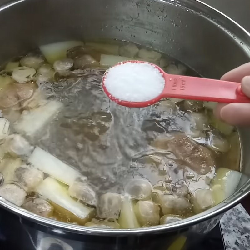 Bước 4 Vớt gà ra và nấu nước dùng Hủ tiếu gà nấm