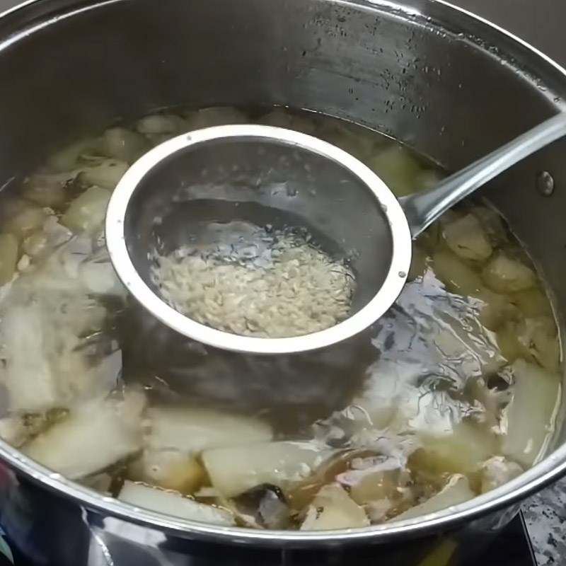 Bước 4 Vớt gà ra và nấu nước dùng Hủ tiếu gà nấm