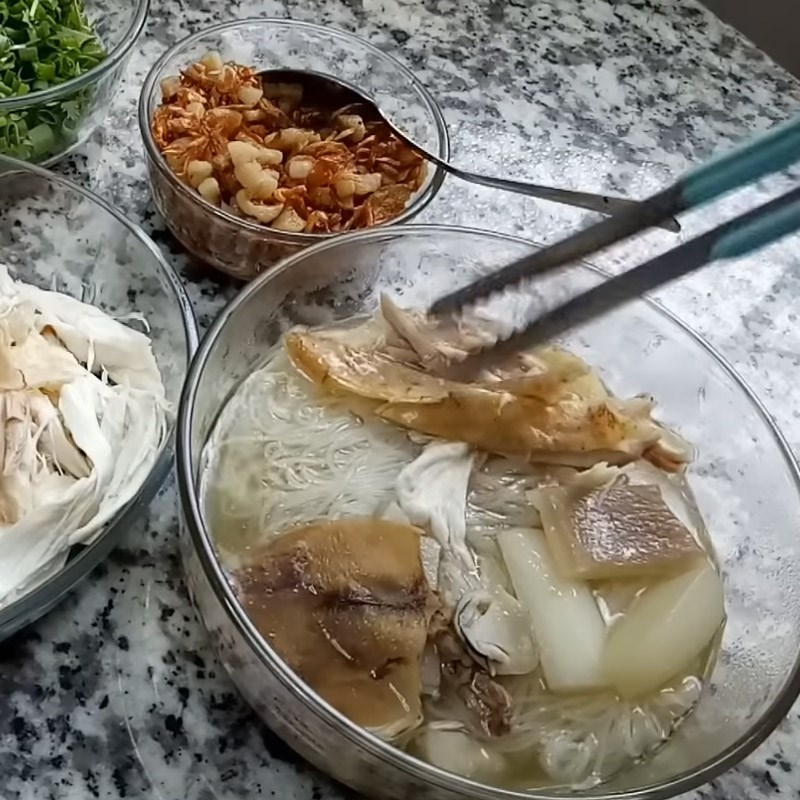 Bước 5 Trụng hủ tiếu và hoàn thành Hủ tiếu gà nấm