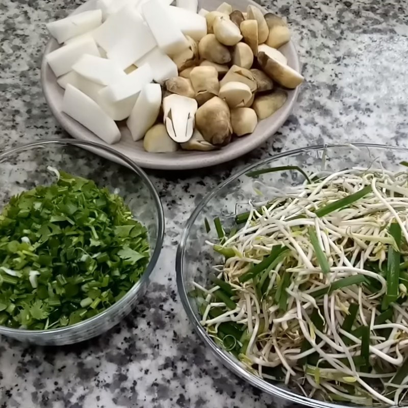 Bước 1 Sơ chế nguyên liệu Hủ tiếu gà nấm