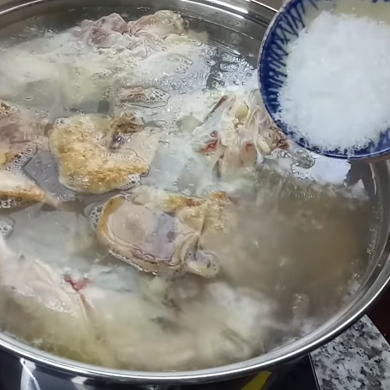 Bước 2 Ninh gà Hủ tiếu gà nấm