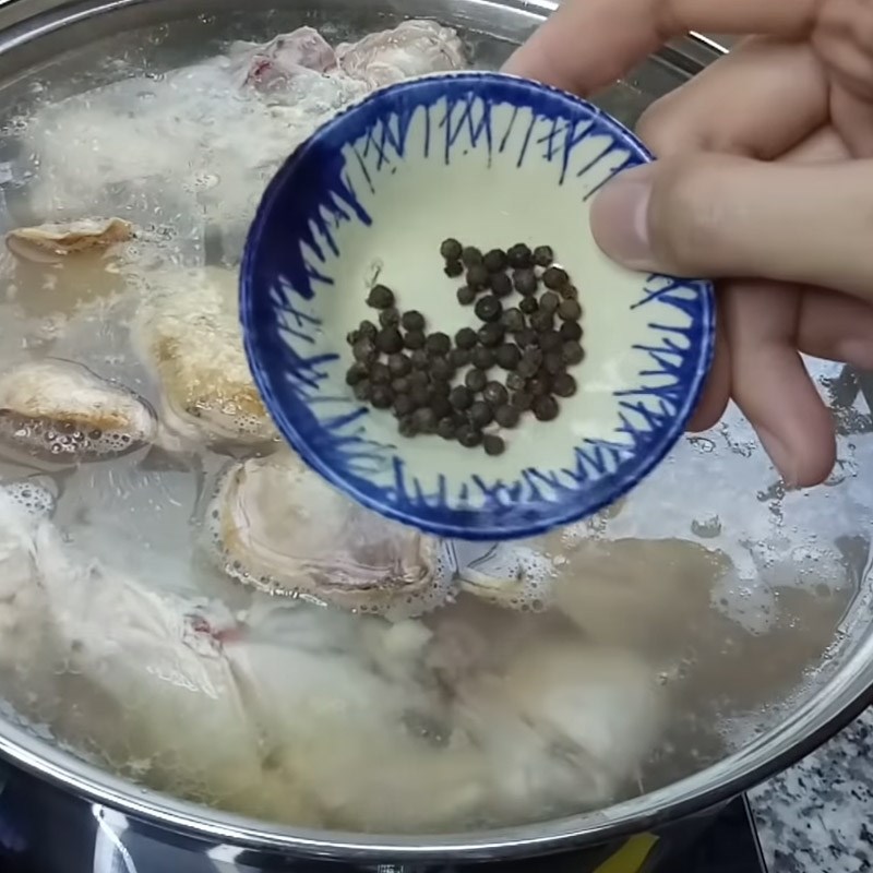 Bước 2 Ninh gà Hủ tiếu gà nấm