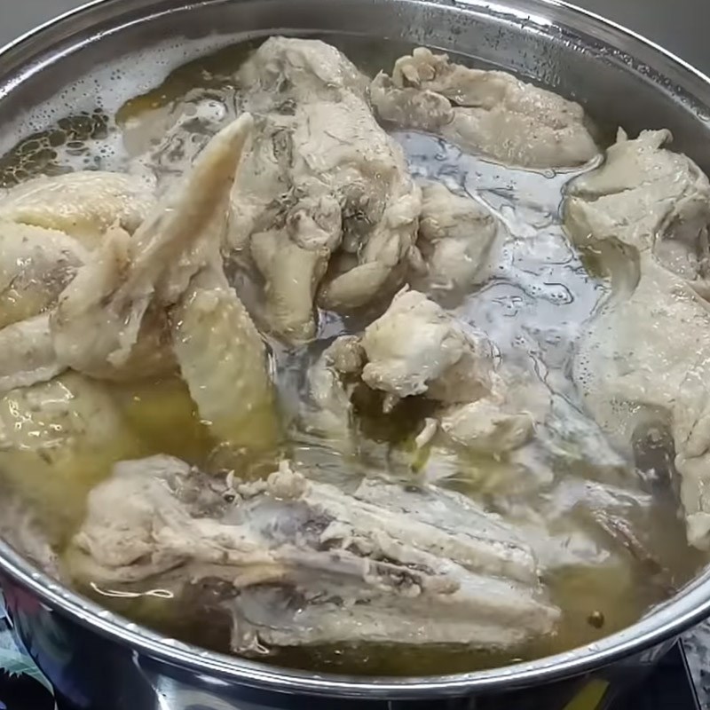 Bước 2 Ninh gà Hủ tiếu gà nấm
